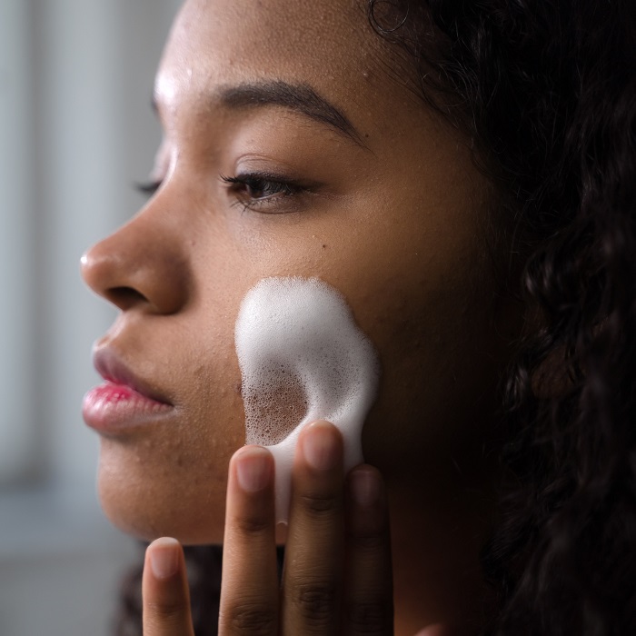Użycie pianki podczas dwuetapowego oczyszczania twarzy