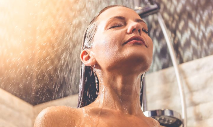 Hartowanie organizmu pod prysznicem, kobieta pod prysznicem