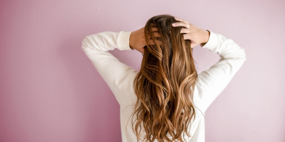 Domowe sposoby na lśniące włosy – poznaj je wszystkie!