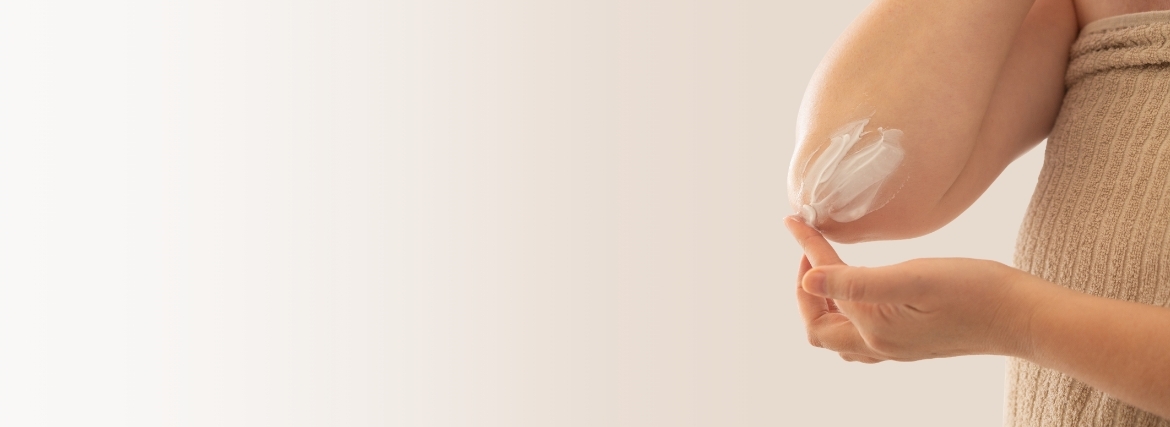 Jak wygładzić suche łokcie i kolana? Rola regularnego złuszczania