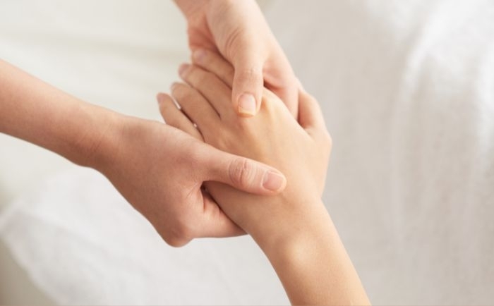 Jak wykonać masaż dłoni w domu – prosta technika krok po kroku