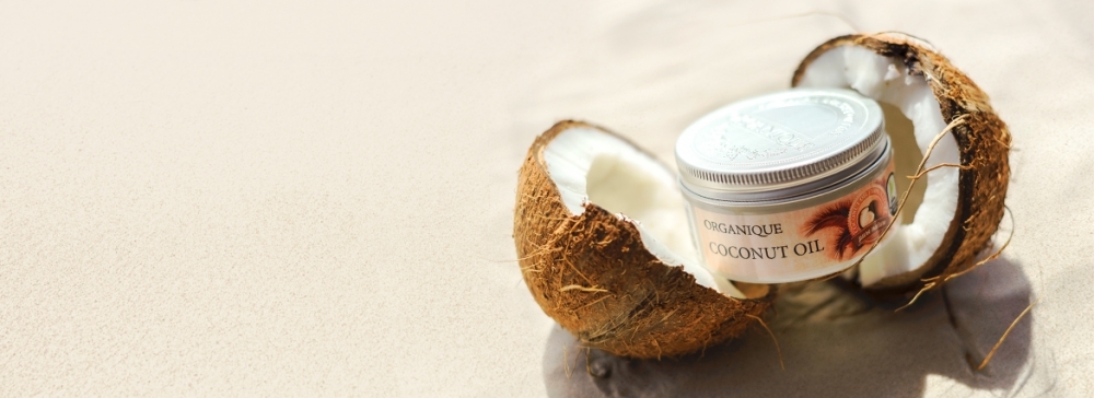 Olej kokosowy na twarz i ciało. Jak i dlaczego warto go stosować? 