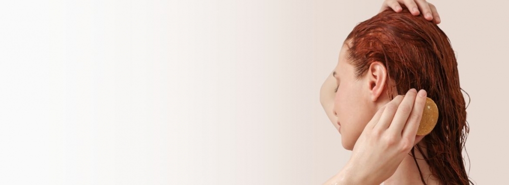 Peeling trychologiczny skóry głowy – czym się różni od peelingu enzymatycznego?