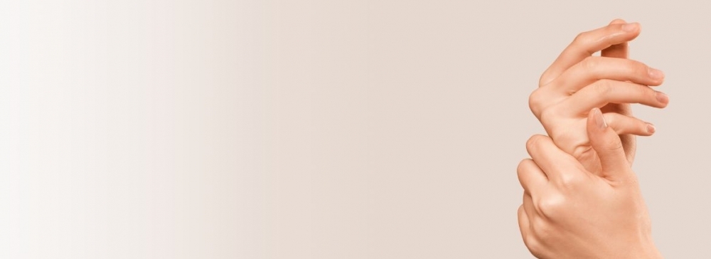 Pękająca sk&oacute;ra na dłoniach. Jak ją pielęgnować?